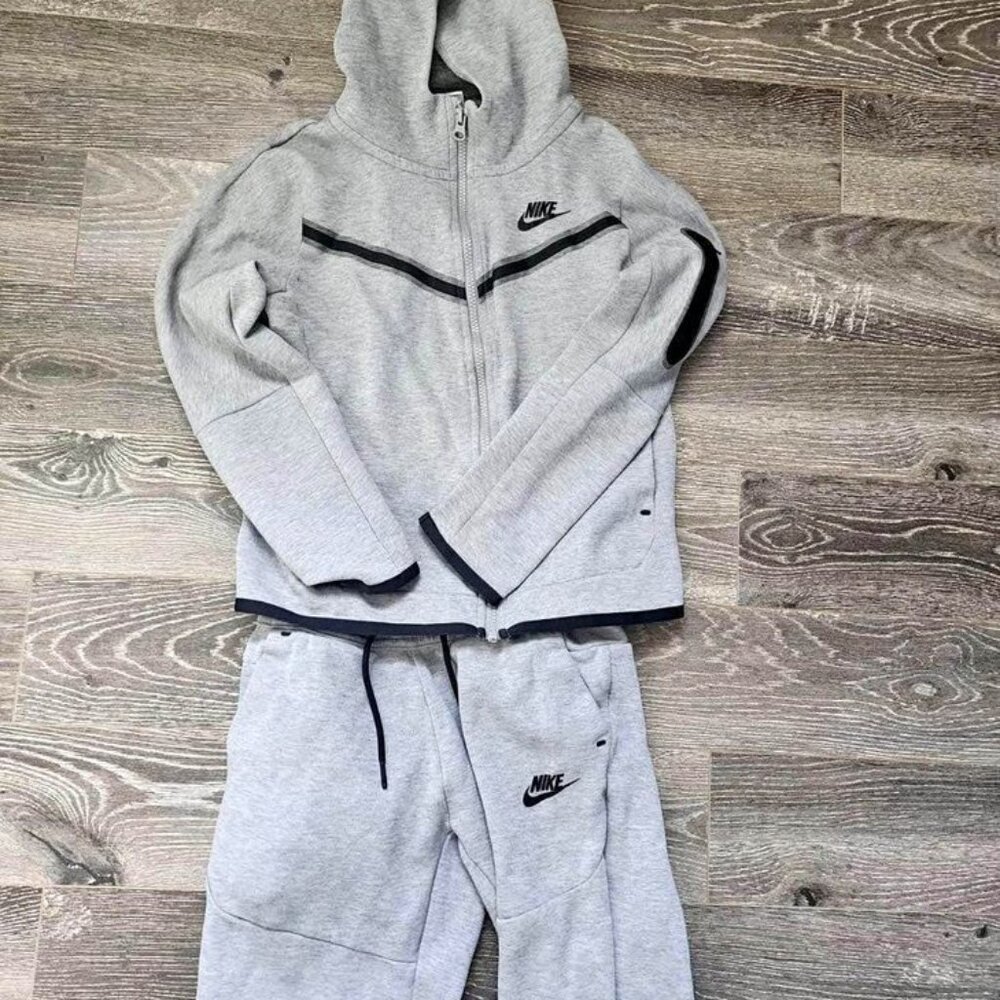 Kids Nike Tech Fleece (Medium)